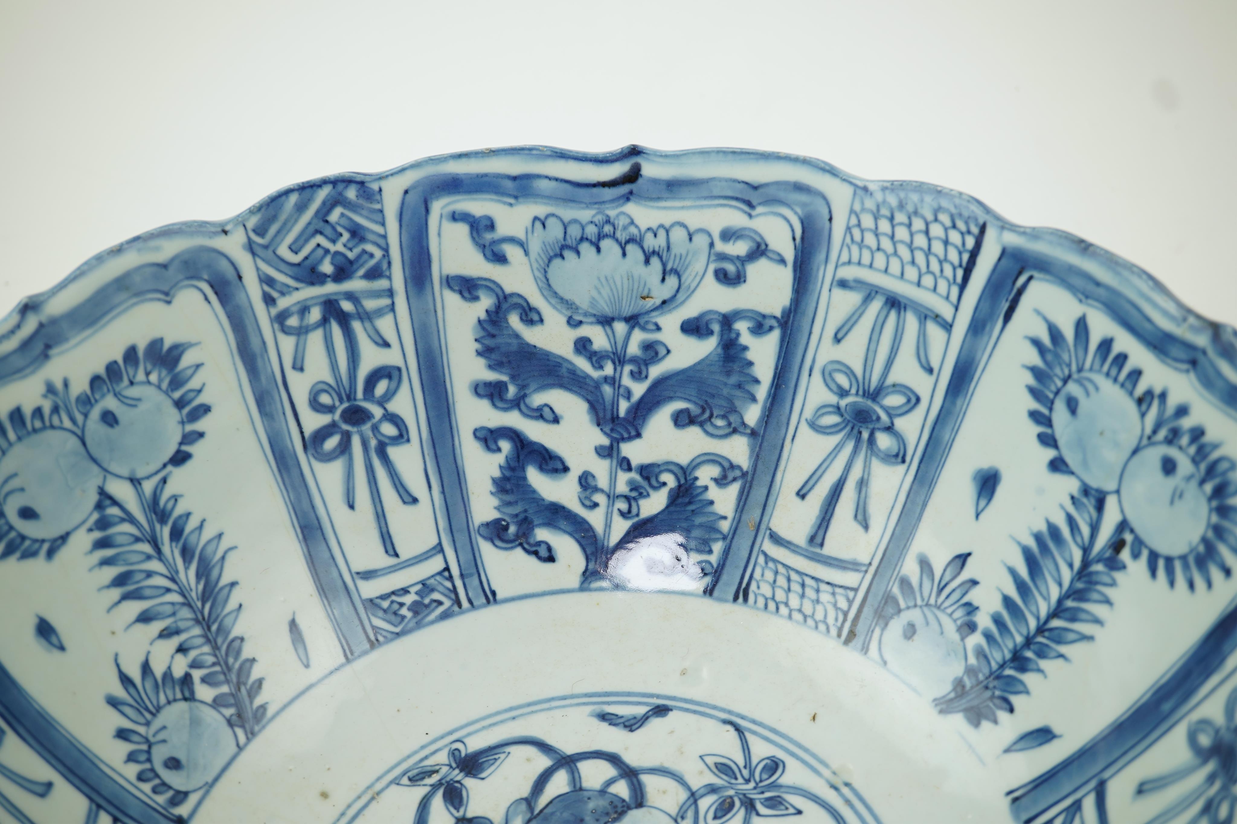 A large Chinese Ming blue and white ’kraak’ bowl, Wanli period (1572-1620)